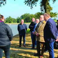 Échanges fournis entre Pascal Mailhos, préfet de la région Auvergne Rhône-Alpes, jeunes agriculteurs, élus locaux, Emmanuel Ferrand, conseiller région