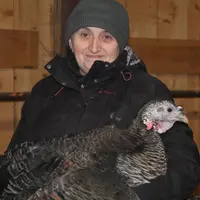 Christiane Bigay est installée au « Revers des Bois », sur la commune de Cusset, où elle élève 200 dindes bronzées depuis 1992. Elle participe à la fo