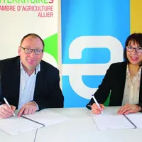 Patrice Bonnin, président de la Chambre d’agriculture de l’Allier, et Nadine Salaris, directrice territoriale Enedis Allier, ont signé une convention