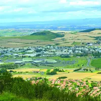 La plaine de Sarliève, dans le Puy-de-Dôme, est l’exemple type de la dichotomie actuelle, tiraillée entre l’expansion urbaine, la préservation de l’en