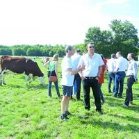 C’est sur le terrain, au plus près des vaches, que se sont rencontrés éleveurs et distributeurs de la marque Mont Lait.