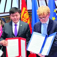 Sous la yourte installée au Sommet, Marc Fesneau et le ministre de l’agriculture Mongole ont signé un accord de coopération.