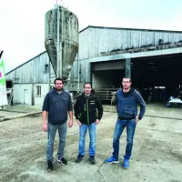 Julien Villedieu, Éric Villedieu et Jean-François Geille se tenant devant leur bâtiment récemment agrandi.