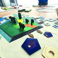 Le jeu "La Grange" est une représentation simplifiée d'un territoire d'élevage. Son objectif est la co-construction par les joueurs d'une grange qu'il