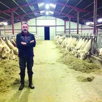 Jean-Pierre Lethenet, élève des charolaises et des poulets fermiers label rouge avec son épouse à Curciat-Dongalon dans l’Ain.
