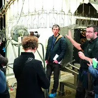 Le 23 mars, un groupe d’éleveurs et de conseillers visitait l’abattoir de volailles de la Maison Pouzadoux.
