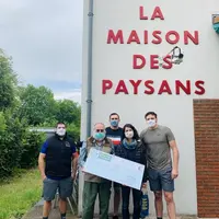 Les rugbymen Yohan Beheregaray, Arthur Iturria et Paul Jédrasiak, accompagnés de Neil Mc Ilroy, manager sportif de l’ASM et président de l’association
