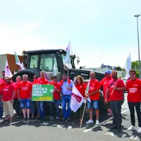 Une délégation des éleveurs du Berceau des races à viande en action syndicale à Carrefour à Thiers.
