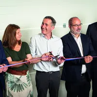 Sébastien Crépieux, président d'Invers, coupant le ruban d'inauguration du nouveau bâtiment de l'entreprise.