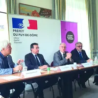 De gauche à droite : le vice-président et le président du Conseil départemental ; le préfet du département ; le maire de Clermont-Ferrand et président