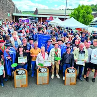 Au premier plan, les trois lauréats du concours.