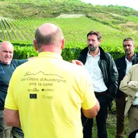 Gilles Vidal (en jaune) échangeant avec Fabrice Pannekoucke et Ludovic Walbaum sur l'adaptation de la filière auvergnate face aux enjeux environnement