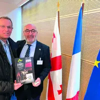 Benoît Delaloy ici aux côtés de l’Ambassadeur de Géorgie en France.