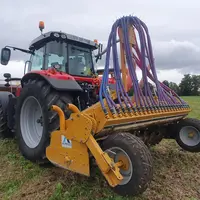 Tracteur équipé d'un semoir de technique culturale simplifiée dans un champs de maïs déchaumé.