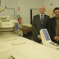 Pascal Cornet et Christoffe Maffre devant la ligne de façonnage et de dépose automatique : “toute notre compétence consiste à faire cohabiter des méth