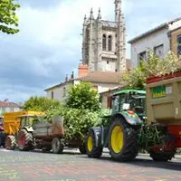 Une centaine de tracteurs étaient stationnés devant la sous-préfecture d’Ambert et dans les rues attenantes.