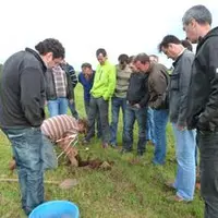 Une dizaine d’éleveurs des Hautes-Pyrénées ont rencontré des éleveurs puydômois au sujet de la lutte contre le campagnol terrestre.