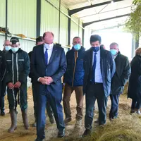Les ministres ont été accueillis sur l’exploitation du Gaec des Mazeires, composé de Pascal Boiron et Bruno Petiot.