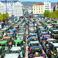 Manifestation - Tracteurs place de Jaude à Clermont-Fd
