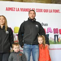 Marine et Michel Van Simmertier sont éleveurs de vaches salers dans le Puy-de-Dôme. Installés en Gaec à Saint-Alyre-es Montagne ils ont deux enfants.