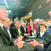 Entretien sur le stand de la FRSEA avec les responsables professionnels.