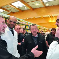 Echange entre Thierry Chirol, président de la section laitière du Puy-de-Dôme et les responsables du rayon  crémerie du Leclerc du Brézet à Clermont-F