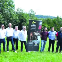 Les organisateurs du Sommet et les acteurs de la race limousine, réunis, jeudi dernier, sur l’exploitation de la famille Coudert à Sugères, dans le Pu