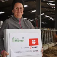 Candy Méaume agricultrice au Theil dans l'Allier sur son exploitation de vaches limousines lors de la remise de son lot au Sommet de l'Elevage.