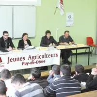 A la tribune de gauche à droite : Guillaume Cognat, secrétaire général adjoint de JA National, Marion Vedel, présidente de JA 63, Rémy Petoton, secrét