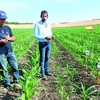 Yannick Chassaing (à gauche) et Michel Prévost (à droite) peuvent suivre, via une application mobile, les relevés en temps réels des sondes installées