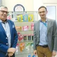 Gilles Berthonnèche, président de la section de la Sucrerie (à gauche) et Stéphane Brunel, directeur d’établissement (à droite) rassurent les producte