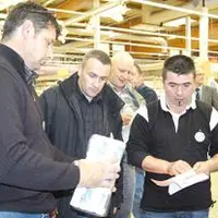 Les représentants syndicaux et les éleveurs ont estampillé les produits laitiers de la grande surface et relevé les prix de vente.