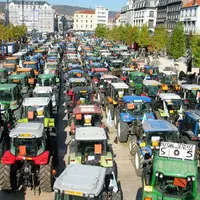Le 16 octobre 2009, les tracteurs prennent possession de la place de Jaude. Venus des quatre coins du Massif central, les paysans manifestent pour le