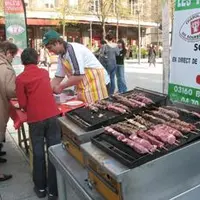 Dégustation de brochettes.