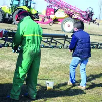 Vérification des appareils de levage et contrôle des pulvérisateurs.