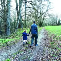 Personnes se promenant le long de l'Allier