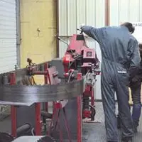 Les métiers d’opérateur de scierie attirent peu les jeunes du fait de leur image.
