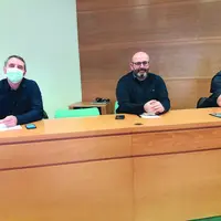 Emmanuel Bernard, Bruno Dufayet et Jonathan Janichon face aux représentants des éleveurs de la région Auvergne Rhône Alpes mardi 16 février à Aubière.