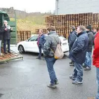 Une trentaine d’agriculteurs se sont rassemblés devant l’usine de Theix.