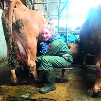 L'apprentie découvre toutes les facettes du métier d'agriculteur.