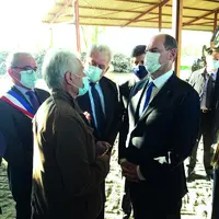 Le Premier ministre, Jean Castex, en discussion avec Jean Paul Dauge, agriculteur retraité, aux côtés de Julien Denormandie, du député André Chassaign