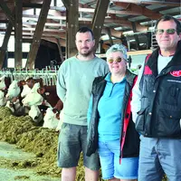 Au Gaec des Vareilles à Saint-Just, Benjamin Cayre, Monique et Serge Roiron sont particulièrement attentifs au bien-être de leurs animaux.