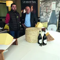 Benjamin Meilhoc et Pierre Desprat unis pour un accord parfait entre la cuvée Légendaire rouge 2019 et le fromage Cantal.