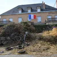 Devant la Sous-préfecture à Issoire.