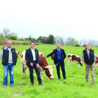 De gauche à droite, Jean-Louis Vigier, éleveur de vaches Ferrandaises à Fayet-le-Château, Lionel Chauvin, Prési- dent du Parc des volcans d’Auvergne,