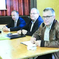 Denis Aubert, président de la société laitière de Laqueuille, entouré par le sénateur Laurent Duplomb et le président de Sodiaal, Damien Lacombe.