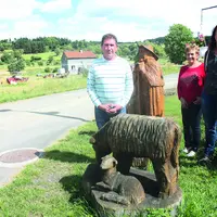 Le maire Ludovic Leydier en compagnie de Marie-Claude Coufort 1ère adjoint et Audrey Dulondel, agricultrice à Croisances.