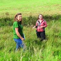 Géraldine Dupic, conseillère fourrage à la Chambre d'agriculture et Anne Chauvet, éleveuse à Égliseneuve d'Entraigues, ont évalué le potentiel product