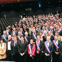Le ministre de l'Agriculture, Julien Denormandie (au centre) est revenu en terres puydômoises pour porter le message de soutien du Gouvernement aux ma