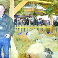 Olivier Bernard est éleveur en Haute-Loire. Il est le chef de file de la race noire du Velay.